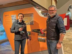 Sind mit Blick auf die Neukonzeption der Ausstellung im Hans-Eisenmann-Haus schon voller Tatendrang: Nationalparkleiterin Ursula Schuster und Christian Binder, Leiter vom Hans-Eisenmann-Haus. (Foto: Annette Nigl/Nationalpark Bayerischer Wald)