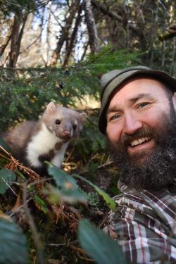 Seine besondere Beziehung zu den Tieren des Bayerischen Waldes machte den Woid Woife bekannt. Hier zu sehen mit Steinmarderdame Lotta. (Foto: WoidWoife)