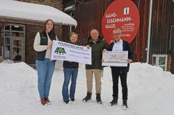 Jürgen Tönnesen (2.v.r.) nahm die Spende von den Nationalparkmitarbeiterinnen Catrin Sarkar (links) und Birgit Einberger sowie Jens Kirmse entgegen.  (Foto: Gregor Wolf/Nationalpark Bayerischer Wald)