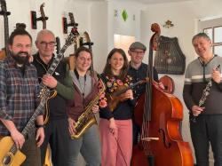 Die Musikerinnen und Musiker des Hot Club de la Forêt (v.l.): Gerhard Fischl, Max Fischl, Magdalena Loibl, Karin Schneider, Martin Holzapfel und Max Niedermeier. (Foto: Hot Club de la Forêt)