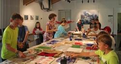 Konzentriert arbeiteten die Schüler im Hans-Eisenmann-Haus unter Anleitung von Verena Schönhofer an ihren Kunstwerken. (Foto: Nina Felsmann/Nationalpark Bayerischer Wald)