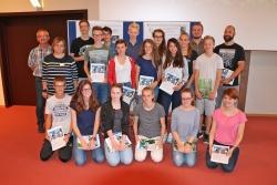 Nach der spannenden Ergebnispräsentation im Hans-Eisenmann-Haus stellten sich die Schüler mit ihren Betreuern zum Erinnerungsfoto auf.  (Foto: Gregor Wolf/Nationalpark Bayerischer Wald)