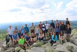 Beim international besetzten Workshop verschafften sich die Teilnehmer am Lusengipfel selbst ein Bild des zu vermessenden Nationalparks Bayerischer Wald. (Foto: Nationalpark Bayerischer Wald)