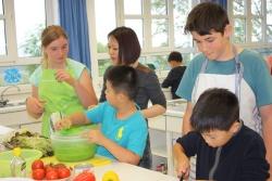 Selbst Hand anlegen durften die Pekinger Kinder beim Ausflug in die Mittelschule Hohenau, wo gemeinsam mit Hohenauer Schülern ein Drei-Gänge-Menü gekocht wurde. (Foto: Nationalpark Bayerischer Wald)