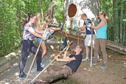 Die junge Truppe des Umweltbildungsteams schmeißt bringt sich fürs Foto schon mal in Kampfpose gegen den Spechte des Nationalparks in Stellung. Beim Spechtfest auf dem Spiegelauer Waldspielgelände können am 20. August dann alle Spielbegeisterten gegen die tierischen Bewohner antreten.  (Foto: Gregor Wolf/Nationalpark Bayerischer Wald)