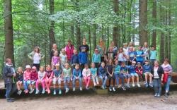 Zum Gruppenfoto versammelten sich die Ferienprogramm-Teilnehmer mit ihren Betreuern auf einer überdimensionierten Wippe im Waldspielgelände des Nationalparks Bayerischer Wald. (Foto: Kerstin Kandelbinder)
