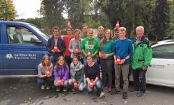 Nach den Übungsfahrten mit den Nationalpark-Dienstfahrzeugen gab’s ein Gruppenfoto mit Sicherheitstrainer Josef Winderl (rechts). (Foto: Gregor Wolf/Nationalpark Bayerischer Wald)