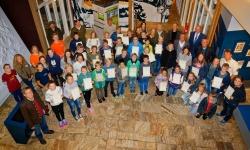 Gruppenfoto mit Urkunde: Der 20. Junior-Ranger-Jahrgang mit Rangern und Ehrengästen im Hans-Eisenmann-Haus. (Foto: Steffen Krieger)