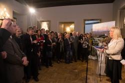 Eröffnet wurde die Ausstellung auf einer Vernissage in der Repräsentanz des Freistaats Bayern von Umweltministerin Ulrike Scharf. (Foto: Martin Svozílek)