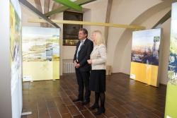 Nationalparkleiter Franz Leibl führte Umweltministerin Ulrike Scharf durch die Ausstellungsräume, die ab 23. Oktober für Besucher frei zugänglich sind. (Foto: Martin Svozílek)