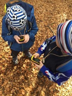 Beim Ferienprogramm des Nationalparks wird der wilde Wald auch mit GPS-Geräten erkundet. (Foto: Paula Moosbauer/Nationalpark Bayerischer Wald)