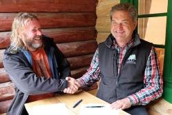 In der jüngst renovierten Racheldiensthütte unterzeichneten die Nationalparkleiter Pavel Hubený (links) und Franz Leibl die dritte gemeinsame Kooperationsvereinbarung. (Foto: Gregor Wolf/Nationalpark Bayerischer Wald)
