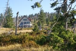 Das Waldschmidthaus am Fuße des Rachelgipfels blieb heuer geschlossen. Das soll sich so bald wie möglich wieder ändern. (Foto: Franz Leibl/Nationalpark Bayerischer Wald)