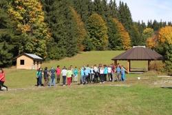 Umweltpraktikanten sind im Nationalpark vor allem im Bereich Umweltbildung eingesetzt – wie hier bei der Gruppenarbeit im Wildniscamp am Falkenstein. (Foto: Gregor Wolf/Nationalpark Bayerischer Wald)