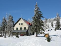 Aktuell ist das Waldschmidthaus am Großen Rachel bereits tief eingeschneit. Im Mai nächsten Jahres soll es wieder für Wanderer öffnen. (Foto: Britta Baums/Nationalpark Bayerischer Wald)