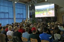 In der Aula bestaunten die 10 Klassen des Gymnasiums die vier Videos ihrer älteren Mitschüler. In einem der Clips spielen zwei Schnecken die Hauptrollen. (Foto: Gregor Wolf/Nationalpark Bayerischer Wald)