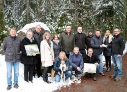 Vertreter der Schulen und des Nationalparks freuten sich über die großzügige Spende von Lusenwirt Heinz Duschl (rechts). (Foto: Sandra Schrönghammer/Nationalpark Bayerischer Wald)