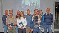 Die für langjährige Tätigkeit ehrte Umweltbildungsreferent Lukas Laux (rechts) die Waldführer Ulrich Cornelissen (von links), Thomas Zipp, Joachim Hußlein, Claudia Barthmann, Berthold Binder, Kaspar Schreiner und Angelika Böttcher. (Foto: Gregor Wolf/Nationalpark Bayerischer Wald)