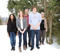 Bei der Siegerehrung im Hans-Eisenmann-Haus: Nationalparkpraktikantin Verena Hördegen (von links), Drittplatzierte Sabrina Liepold, stellvertretender Nationalparkleiter Jörg Müller, Gewinner Sebastian Wosch und Projektkoordinatorin Karin Kircher. (Foto: Gregor Wolf/Nationalpark Bayerischer Wald)