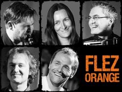 Flez Orange besteht aus Matthias Klimmer (Klarinette, E-Gitarre, Gesang), Veronika Keglmaier (Geige, Gesang), Stefan Fußeder (Akkordeon, Gesang), Jochen Rössler (E-Bass, Gesang) und Maximilian Maier (Schlagzeug, Ukulele, Gesang). (Foto: Flez Orange)