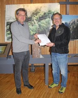 Stellvertretend nahm Nationalparkleiter Franz Leibl (links) die Spende von Heinz Duschl entgegen. (Foto: Elke Ohland/Nationalpark Bayerischer Wald)
