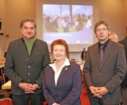 Die Leistungen von Karl Friedrich Sinner würdigten Franz Leibl (von links), Christina Kreitmayer und Guido Puhlmann. (Foto: Gregor Wolf/Nationalpark Bayerischer Wald)