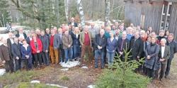 Der Großteil der  Ehrenkolloquium-Teilnehmer versammelte sich am Ende noch zum Gruppenfoto vorm Hans-Eisenmann-Haus (Foto: Gregor Wolf/Nationalpark Bayerischer Wald)