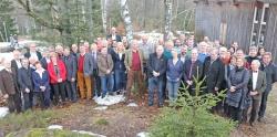 Der Großteil der Ehrenkolloquium-Teilnehmer versammelte sich am Ende noch zum Gruppenfoto vorm Hans-Eisenmann-Haus (Foto: Gregor Wolf/Nationalpark Bayerischer Wald)