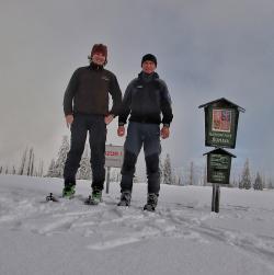 Gemeinsame Streifen bayerischer und tschechischer Ranger, wie hier von Michael Pscheidl (links) und Pavel Nedved in der Nähe des Grenzübergangs Gsenget, wird es in Zukunft häufiger geben. (Foto: Michael Pscheidl/Nationalpark Bayerischer Wald)