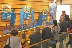 Nationalparkleiter Franz Leibl präsentierte den Vertretern der Nationalpark-Schulen den neuen Ausstellungsbereich im Haus zur Wildnis. (Foto: Elke Ohland/Nationalpark Bayersicher Wald)