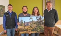 Freuen sich über die Unterzeichnung des Pachtvertrages: Nationalpark-Leiter Dr. Franz Leibl (v.r.), Siegrid Kick, Rudi Holzapfel und Sachgebietsleiter Hubert Wachter. (Foto: Gregor Wolf/Nationalpark Bayerischer Wald)