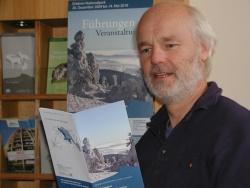 Lukas Laux, der Bildungsreferent der Nationalparkverwaltung Bayerischer Wald, mit dem neuen Veranstaltungsprogramm. Foto: Rainer Pöhlmann