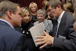 Bei der Preisverleihung: der ehemalige tschechische Umweltminister Martin Bursik mit Nationalparkleiter Karl Friedrich Sinner. Foto Jan Symon.