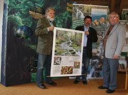 Bei der Vorstellung des Jahreskalenders „Wildnis grenzenlos“ im Hans-Eisenmann-Haus: (v.l.) Fotograf Günter Moser, Nationalparkleiter Karl Friedrich Sinner und Fotograf Konrad Jäger.
Foto: Rainer Pöhlmann