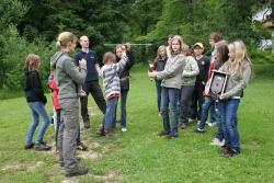 Kinder einer oberösterreichischen Hauptschule simulierten im Jugendwaldheim des Nationalparks Bayerischer Wald die Wirkungsweise der Wildtier-Telemetrie.
Foto: Rainer Pöhlmann