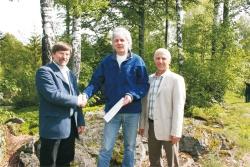 Nationalparkleiter Karl Friedrich Sinner (links) und Personalratsvorsitzender Bruno Schwarz (rechts) gratulierten Forstamtmann Arthur Reinelt zum 25jährigen Dienstjubiläum.
Foto: Rosalinde Pöhlmann