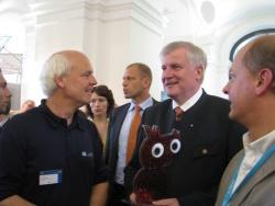 Ministerpräsident Seehofer (Mitte) mit Glaseule, überreicht von Lukas Laux (links) und Bürgermeister Zettner (rechts).
Foto: Johannes Wenzel