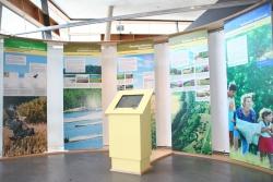 Mit übersichtlich gestalteten Informationstafeln und einem Terminal im Zentrum zur Selbstbedienung präsentiert sich die Ausstellung im Haus zur Wildnis.
Foto: Josef Schönberger