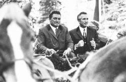 Bei der Eröffnungsfeier des Nationalparks Bayerischer Wald am 7. Oktober 1970 ließ sich Staatsminister Dr. Hans Eisenmann (rechts) von Peter Wernsdorfer mit der Pferdekutsche durch den Wald fahren.
Foto: Archiv NPV