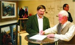 Nationalparkleiter Karl Friedrich Sinner (links) und Käferspezialist Friedolin Apfelbacher unterzeichnen  den Schenkungsvertrag