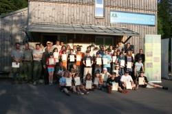 57 Buben und Mädchen nahmen an der Juniorrangerausbildung der Nationalparkverwaltung in den Pfingstferien teil. Stolz zeigen sie ihre Urkunden beim Erinnerungsfoto.