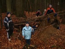 Unter dem Motto „Wilde Kinderwelten“ werden die nahen Wälder durchstreift und die Kinder stellen sich tapfer zahlreichen Herausforderungen