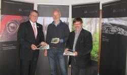 Stefan Proßer, Lukas Laux und Karl Friedrich Sinner präsentieren die Postkartenserie
(Foto: Pavel Storch).