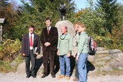 Min. Dr. M. Söder und NP-Leiter K. F. Sinner beim 40. Geburtstages des Nationalparks mit den israelischen Gästen Dir. Avi Gdalya, Planerin Mira Avneri und Direktorin Ariela Erez (3, 4 und 5 von links)