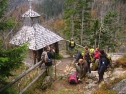 Rast an der Rachelkapelle.
Der Leiter der Nationalparkwacht Josef Erhard (links) erzählt seinen tschechischen Kollegen von den Sagen um diese hoch über dem Rachelsee erbaute Gedenkstätte