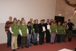 Nationalparkleiter Karl Friedrich Sinner und der Leiter der Caritas-Wohnheime Hubert Frömel zeigen im Kreis der am Projekt Beteiligten die verliehenen Urkunden. Projektleiter Lukas Laux (links)