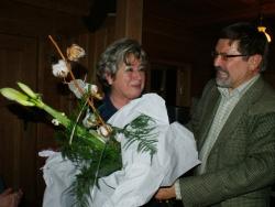 In der rustikalen Bärnlochhütte überreichte Nationalparkleiter Karl Friedrich Sinner „seiner“ Sekretärin Anneliese Kopp einen Blumenstrauß und Geschenke der Verwaltung und der Mitarbeiter.
Foto: Alice Alteneder