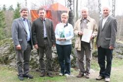 Nationalparkleiter Sinner (links) und Personalratsvorsitzender Schwarz (rechts) gratulieren den (v. l.) zum Forstrat beförderten Reinhold Weinberger, Gerlinde Müllner zum „Runden Geburtstag“ und Dr. Heinrich Rall zum 40-jährigen Dienstjubiläum.
Foto Rainer Pöhlmann