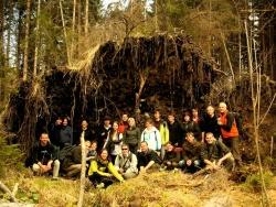 Ein Gruppenfoto unter einem Wurzelteller; Atemberaubende Walddynamik im Nationalpark begeisterte die Studenten - hier im Reschbachtal. Im Foto ganz links: Dozent Miroslav Svoboda, ganz rechts: Hans Jehl, Botaniker der Nationalparkverwaltung