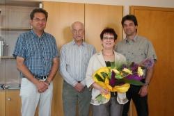 Nationalparkleiter Dr. Franz Leibl (v.l.), Sachgebietsleiter Dr. Heiner Rall und stellv. Nationalparkleiter Karl Barthmann verabschiedeten Lydia Schwiewagner nach 39 Dienstjahren bei der Forst- und Nationalparkverwaltung in den Ruhestand
Foto: Rainer Pöhlmann